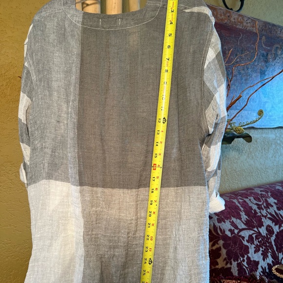 Plaid white and grey linen top with two pockets in front. - Picture 6 of 8